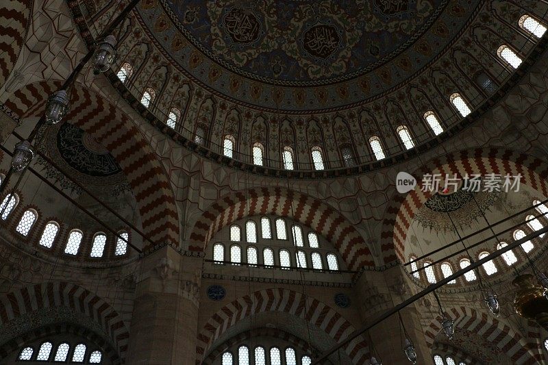 Edirne Selimiye清真寺天花板，圆柱，圆顶和墙壁细节，穹顶上有阿拉伯文字